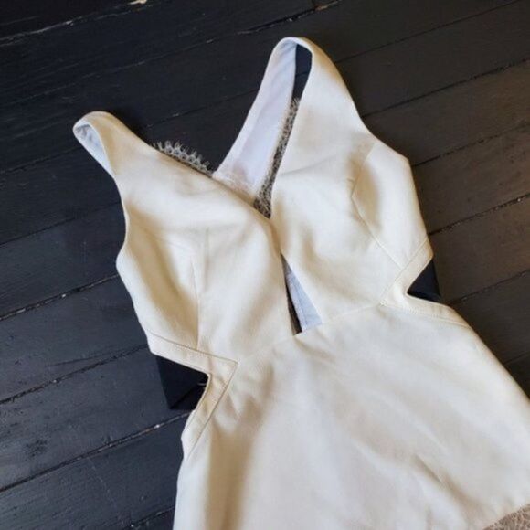 Three Floor White Dress - Picture 3 of 8